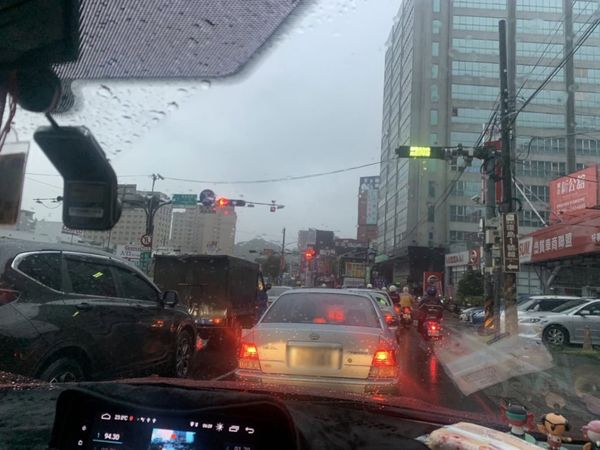 尼莎颱風連日發威 全台雨勢炸裂釀災情