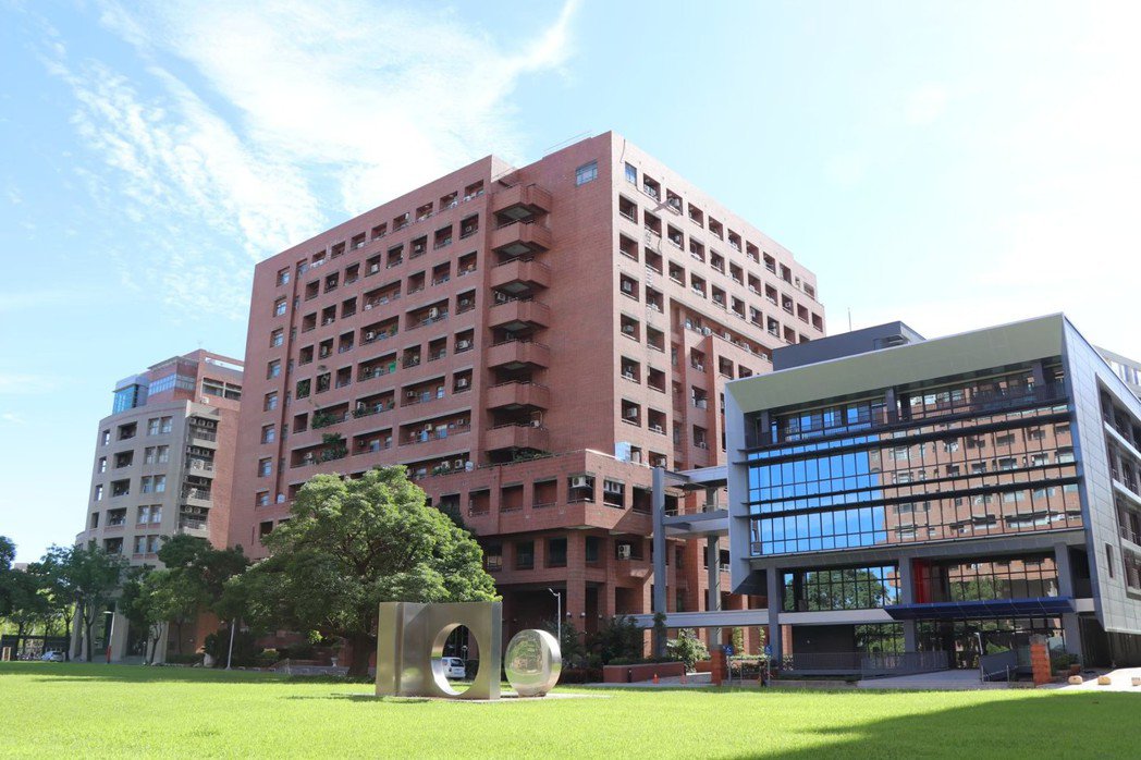 成功大學智慧半導體及永續製造學院博士班招生名額卻是供不應求，成大獨有的特色學程「智能與永續製造學位學程」更異軍突起，創下高達 4 倍的報考率。 圖/成大提供