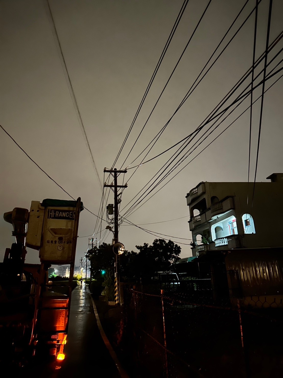 雷神降臨！桃園、新竹大雨滂沱 上萬戶停電