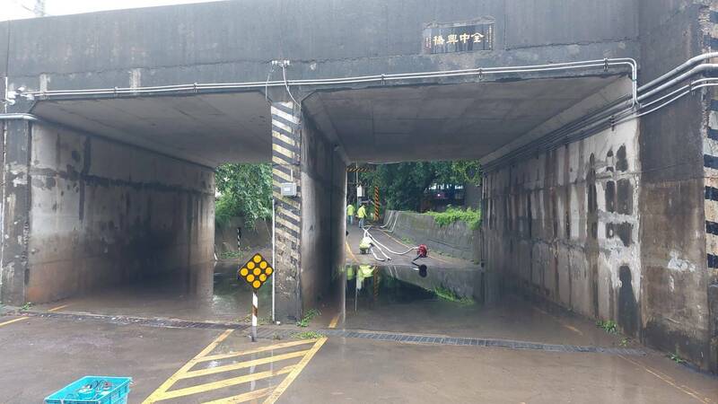 雷神降臨！桃園、新竹大雨滂沱 上萬戶停電