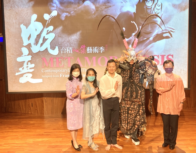 圖左起：新竹縣政府文化局局長李安妤、當代傳奇劇場林秀偉、表演大師吳興國、朱柏澄與台積電文教基金會執行長許峻郎。