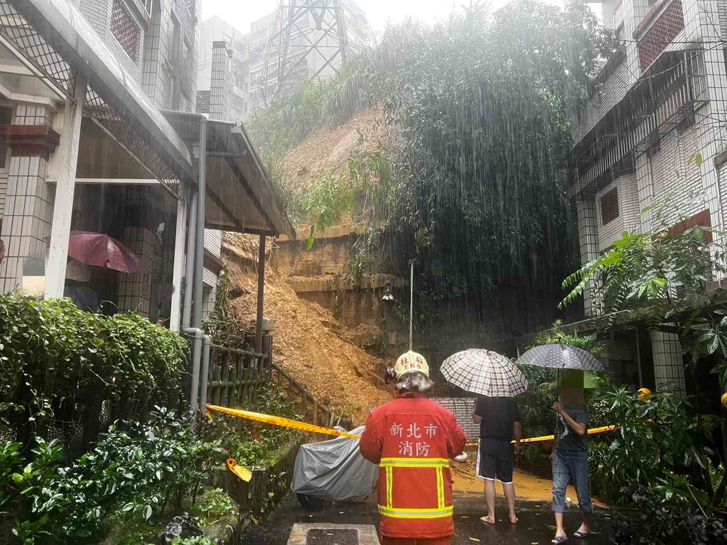 週末雨彈炸裂北台灣 汐止通勤族上班日塞爆