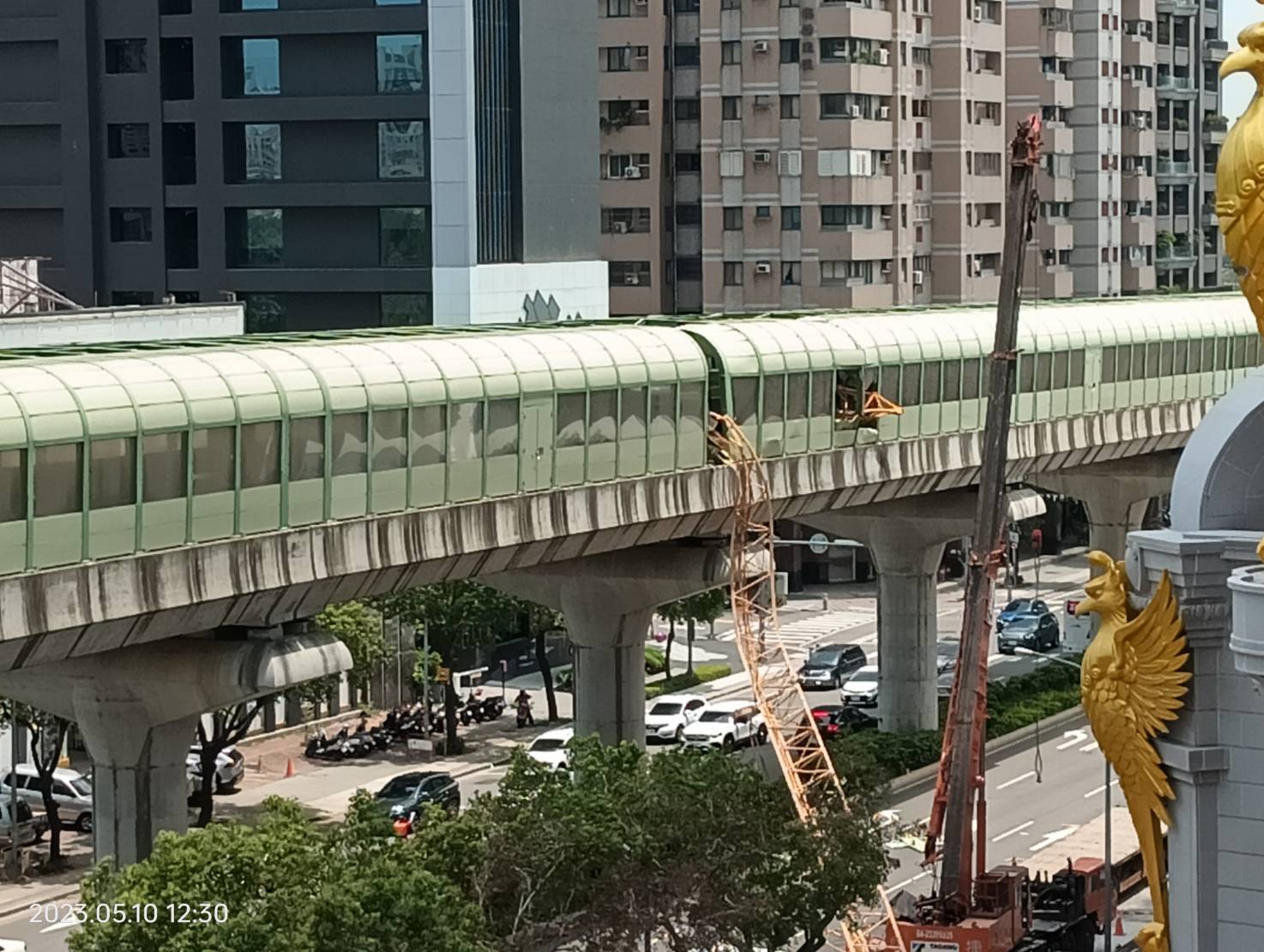 重大工安事故！興富發吊臂插入中捷車廂 釀1死8傷
