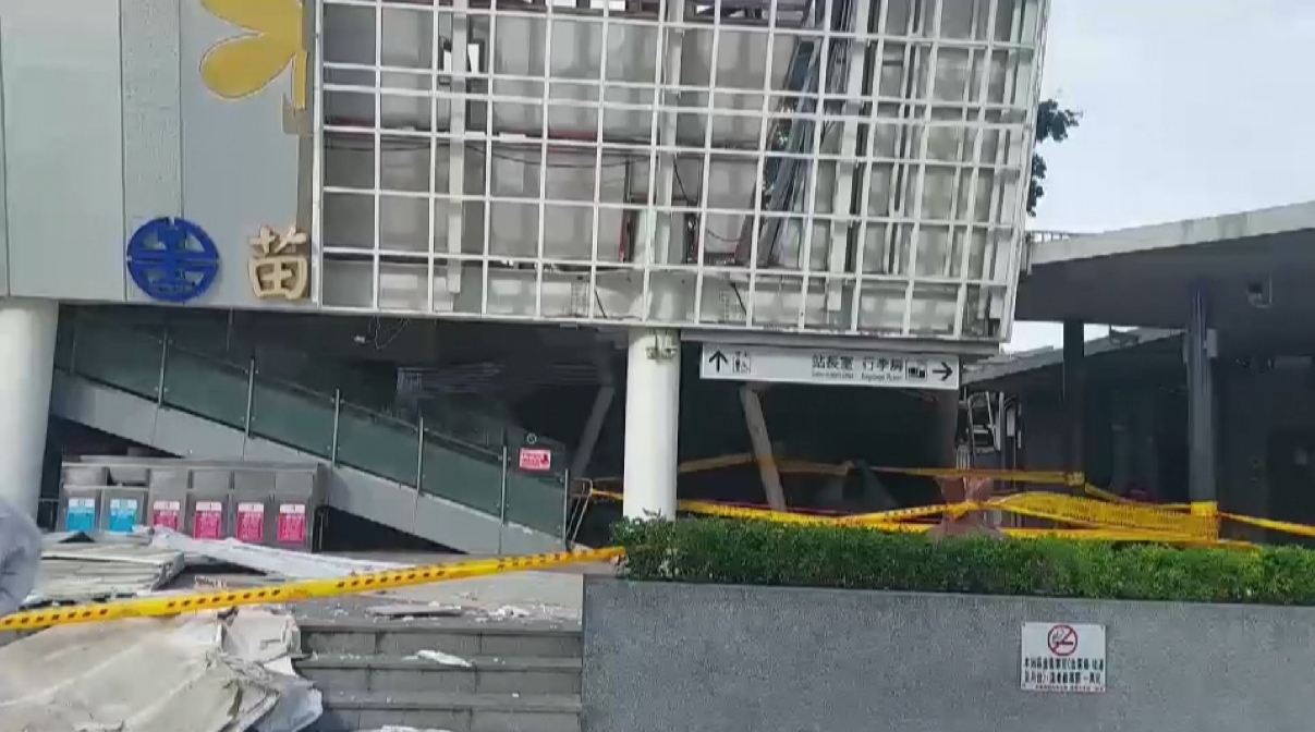 旅客嚇歪！苗栗火車站外牆剝落如紙糊