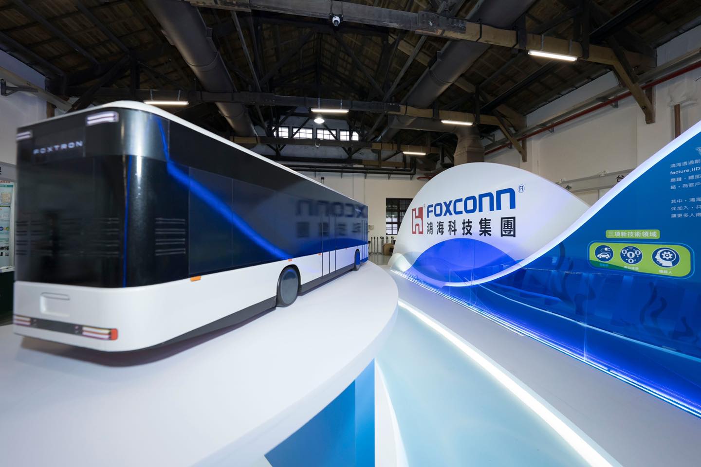 鴻海科技日 最強代言人郭董駕ModelB登場