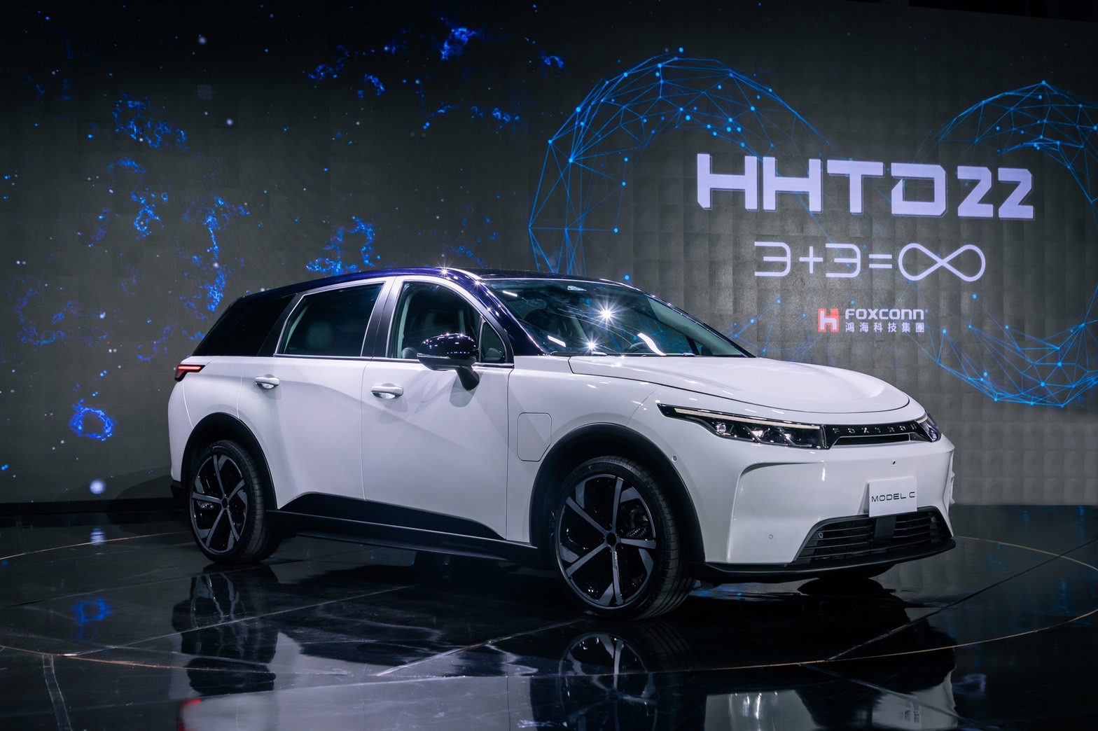 鴻海科技日 最強代言人郭董駕ModelB登場