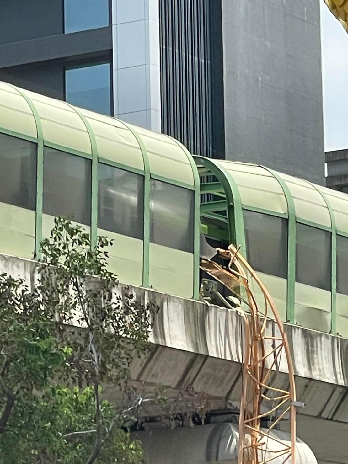 重大工安事故！興富發吊臂插入中捷車廂 釀1死8傷