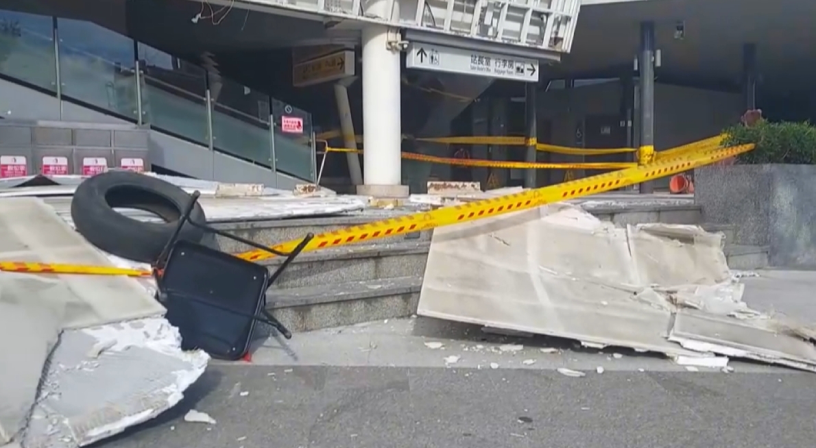 旅客嚇歪！苗栗火車站外牆剝落如紙糊