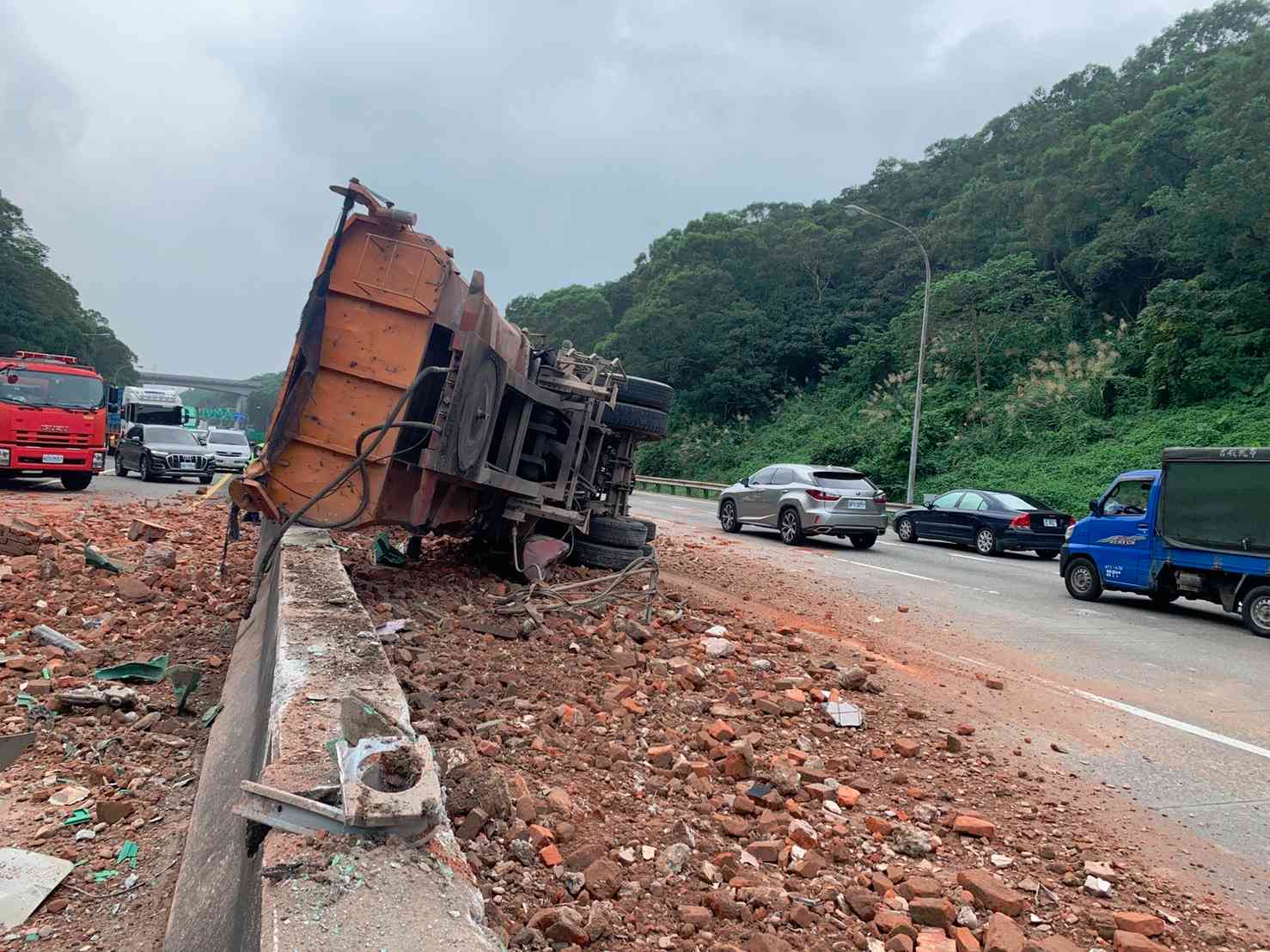 國道3號龍潭段聯結車釀禍 北上全車道封閉