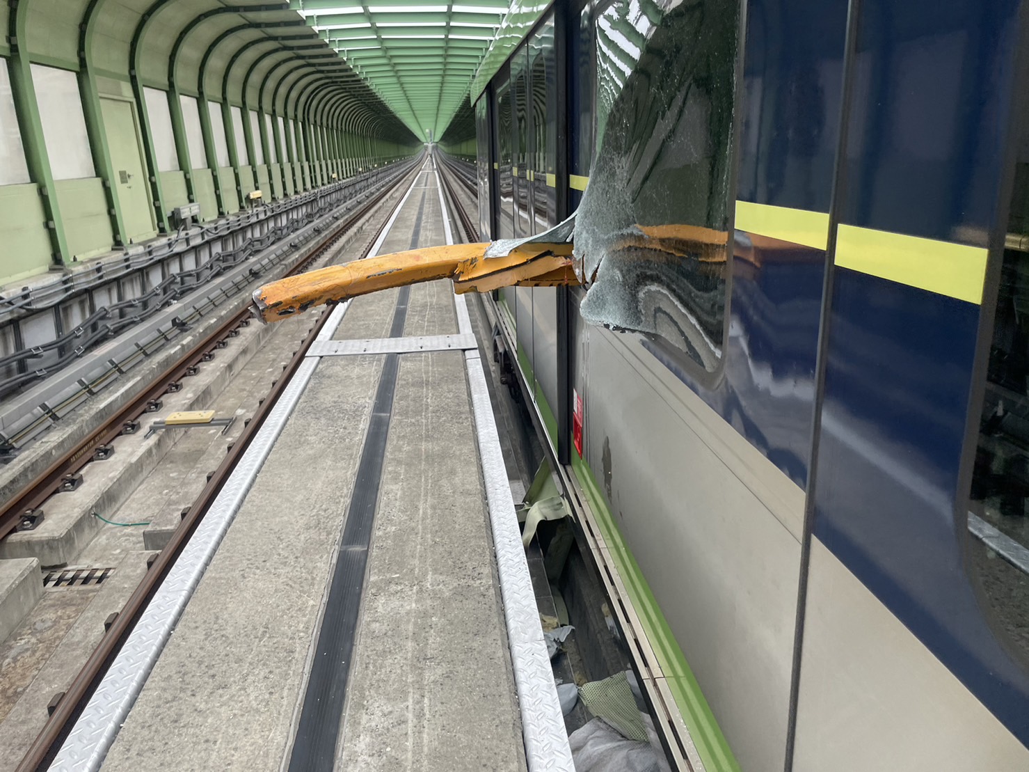 重大工安事故！興富發吊臂插入中捷車廂 釀1死8傷