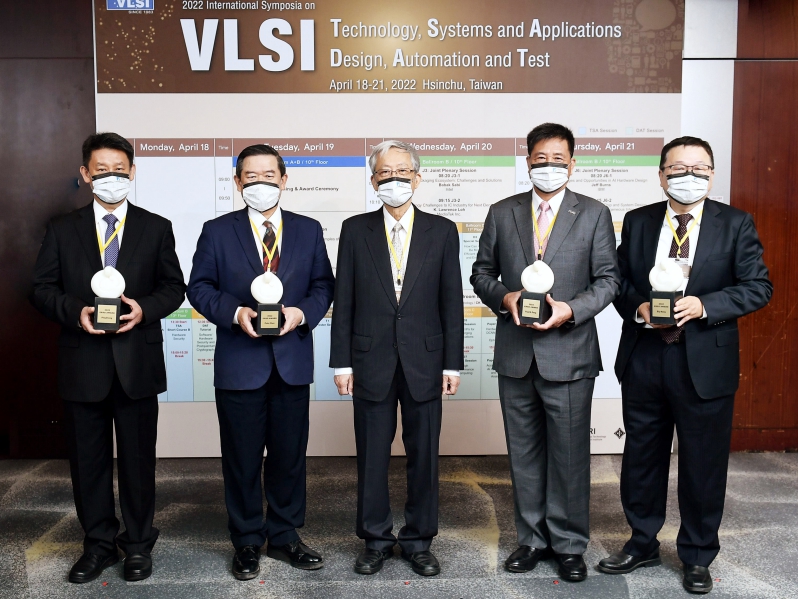 工研院主辦「VLSI國際研討會」並於會中頒發ERSO Award，圖左起：台達電子執行長鄭平、佳世達科技董事長陳其宏、潘文淵文教基金會董事長史欽泰、友達光電董事長暨執行長彭双浪、久元電子董事長暨宏齊科技董事長兼總經理汪秉龍。圖／工研院提供