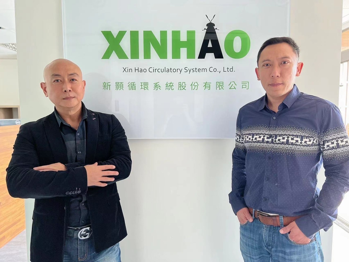 新顥循環系統公司總經理游振德（左起）、新顥循環系統公司營銷總監張庭瑜，看好黑水虻在綠能永續的發展商機。圖／新顥提供