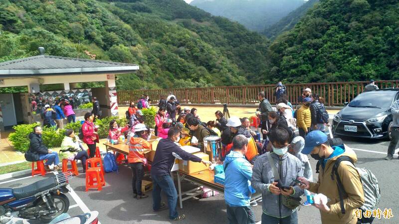 尼莎颱風摧殘斷路 遊客困明池山莊4天終解脫！