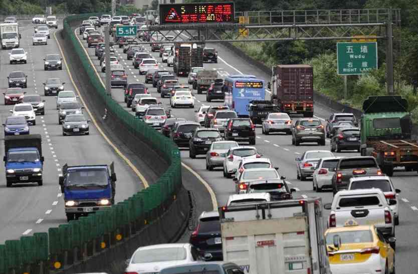 228連假疏運搶先看！國道南下路段提早湧車潮