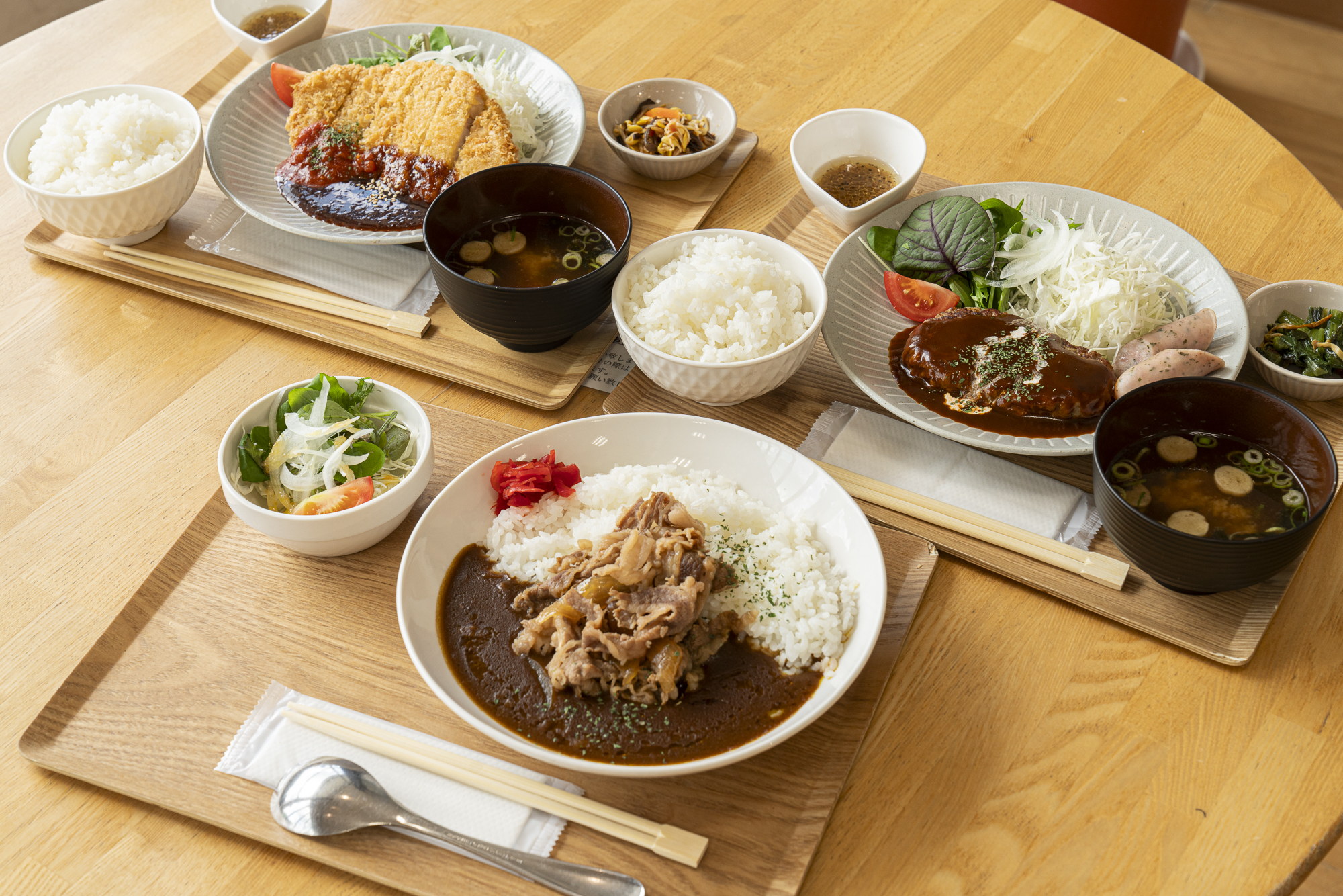 「道の駅世羅」提供當地著名食材製作的套餐，分量充足，CP 值非常高