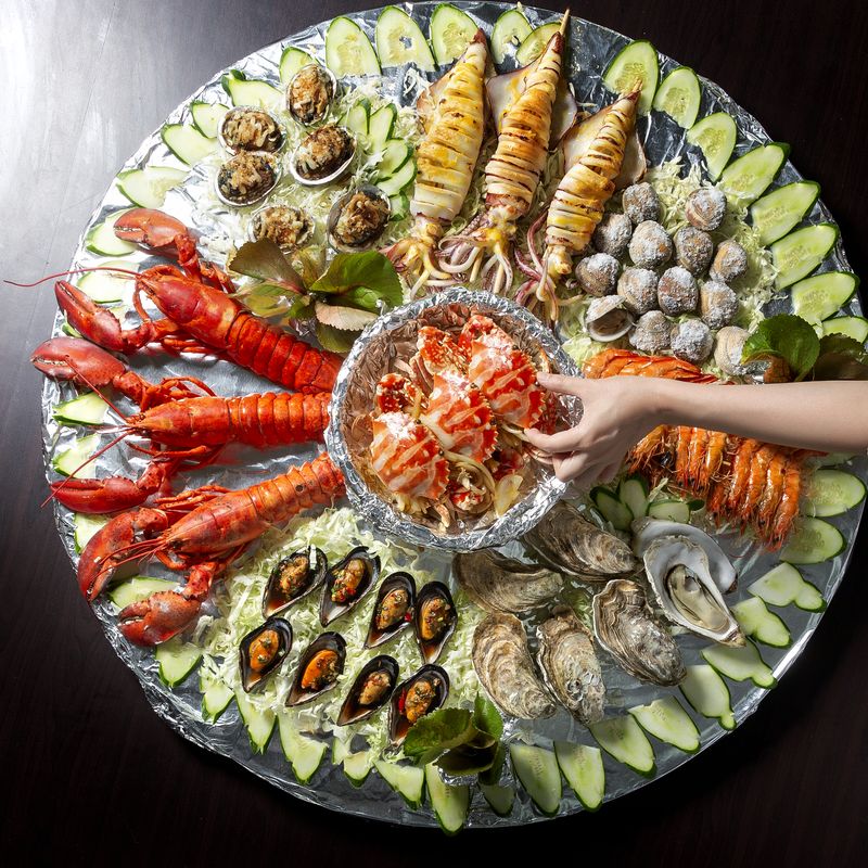 富基魚市餐廳提供各式海鮮料理，讓民眾可以看海景享鱻味