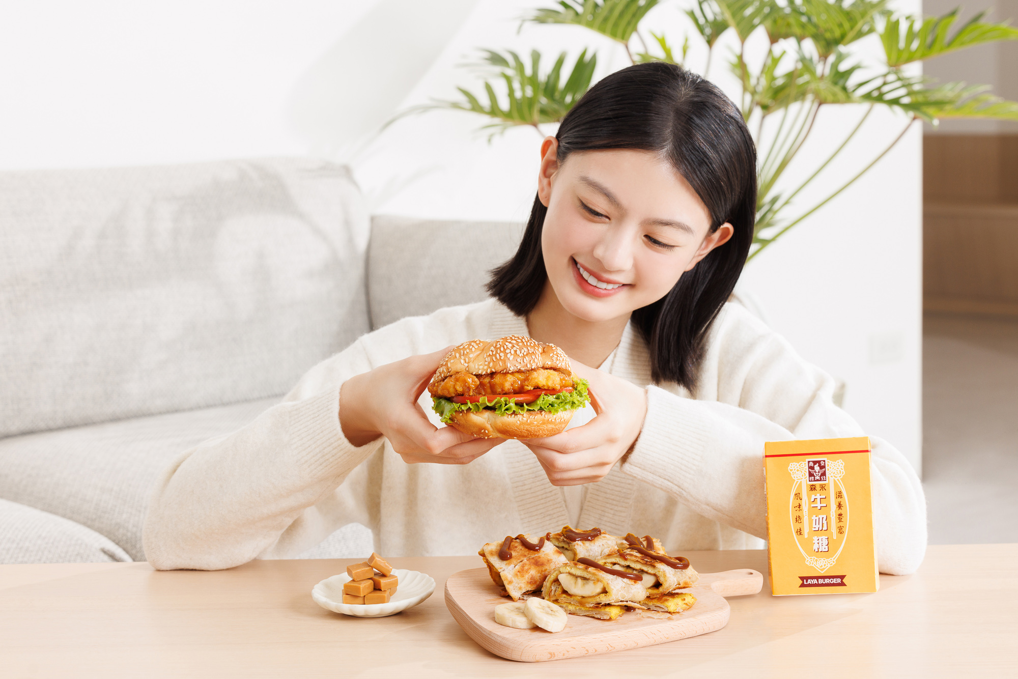 「森永牛奶糖炸雞芝加哥堡」將金黃酥脆的無骨炸雞腿排，搭配牛番茄及新鮮綠葉生菜，淋上森永牛奶糖醬，蓋上蓬鬆且含有芝麻香的芝加哥漢堡麵包，大口咬下，多層次口感及風味在口中共奏美味樂章。另有「森永牛奶糖香蕉蛋餅」鹹甜滋味更引食慾。