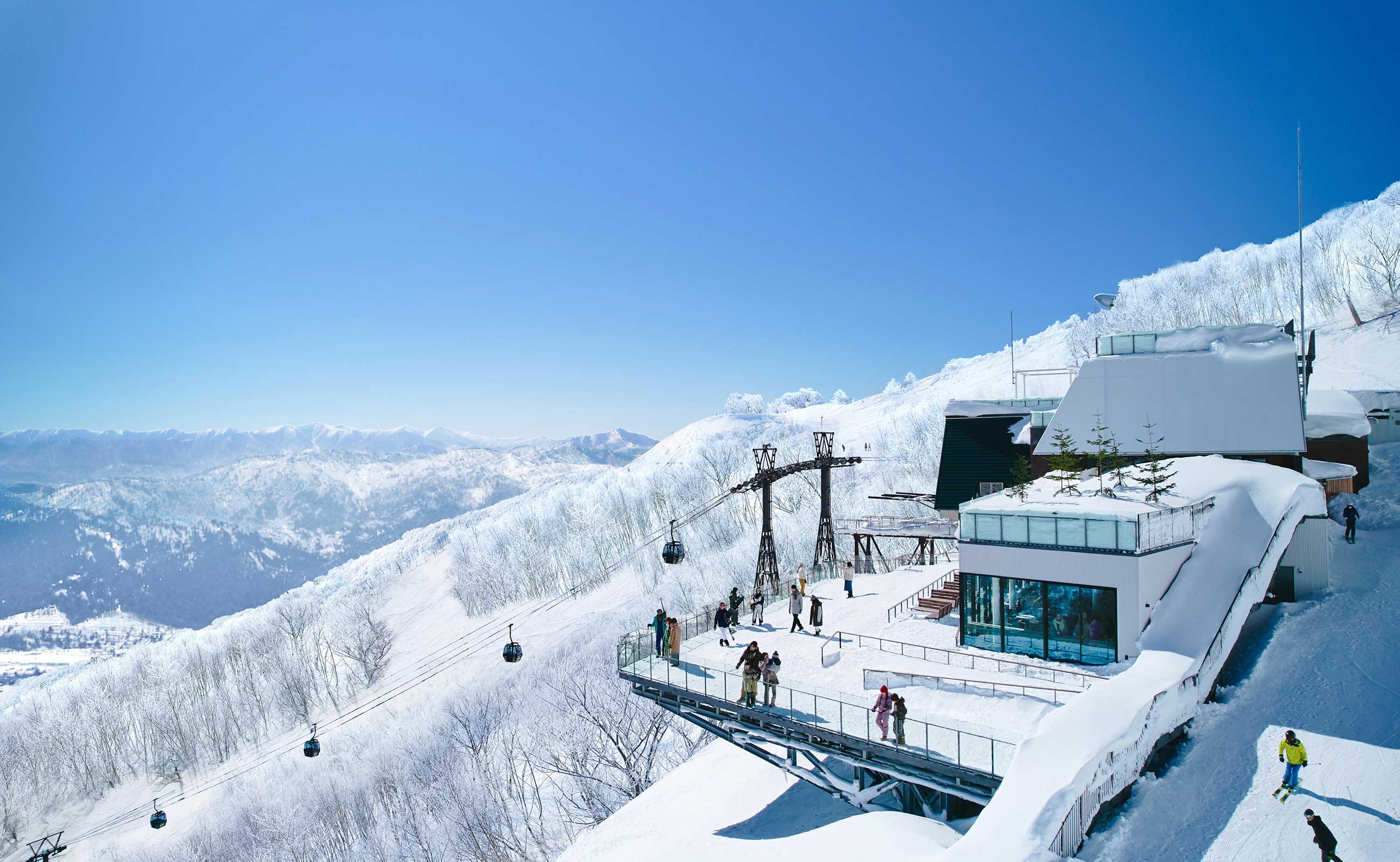 「星野集團 Tomamu the Tower」是許多滑雪愛好者心中的夢幻聖地，有著豐厚的北海道粉雪(圖片來源：Hoshino Resorts Tomamu The Tower 官網)