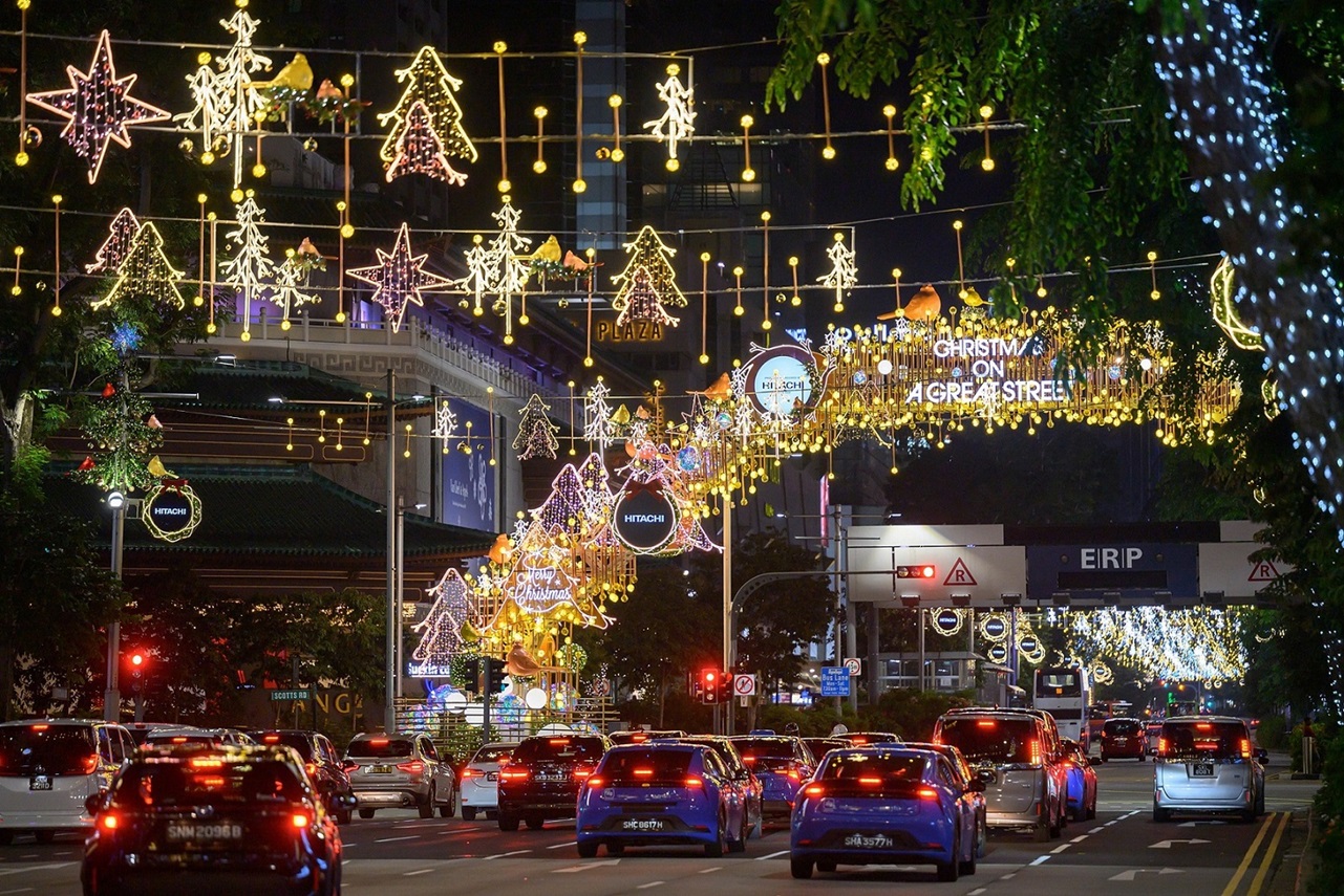 購物聖地烏節路（Orchard Road）率先換上聖誕節新裝，一年一度的烏節聖誕大街歡（Christmas on A Great Street），為街道添加色彩繽紛的聖誕燈飾
