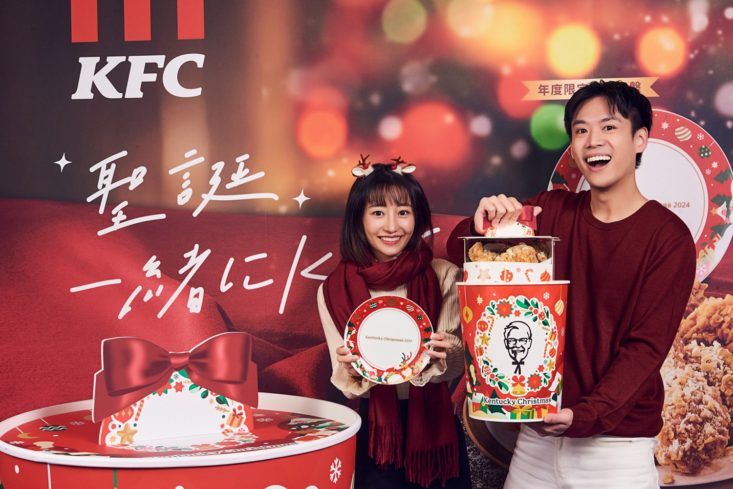 巨大桶內還附贈日本同款「2024年度限定聖誕瓷盤」，此款珍藏佳品不僅適合盛裝美食，更能為居家空間增添聖誕氛圍，帶來滿滿幸福感