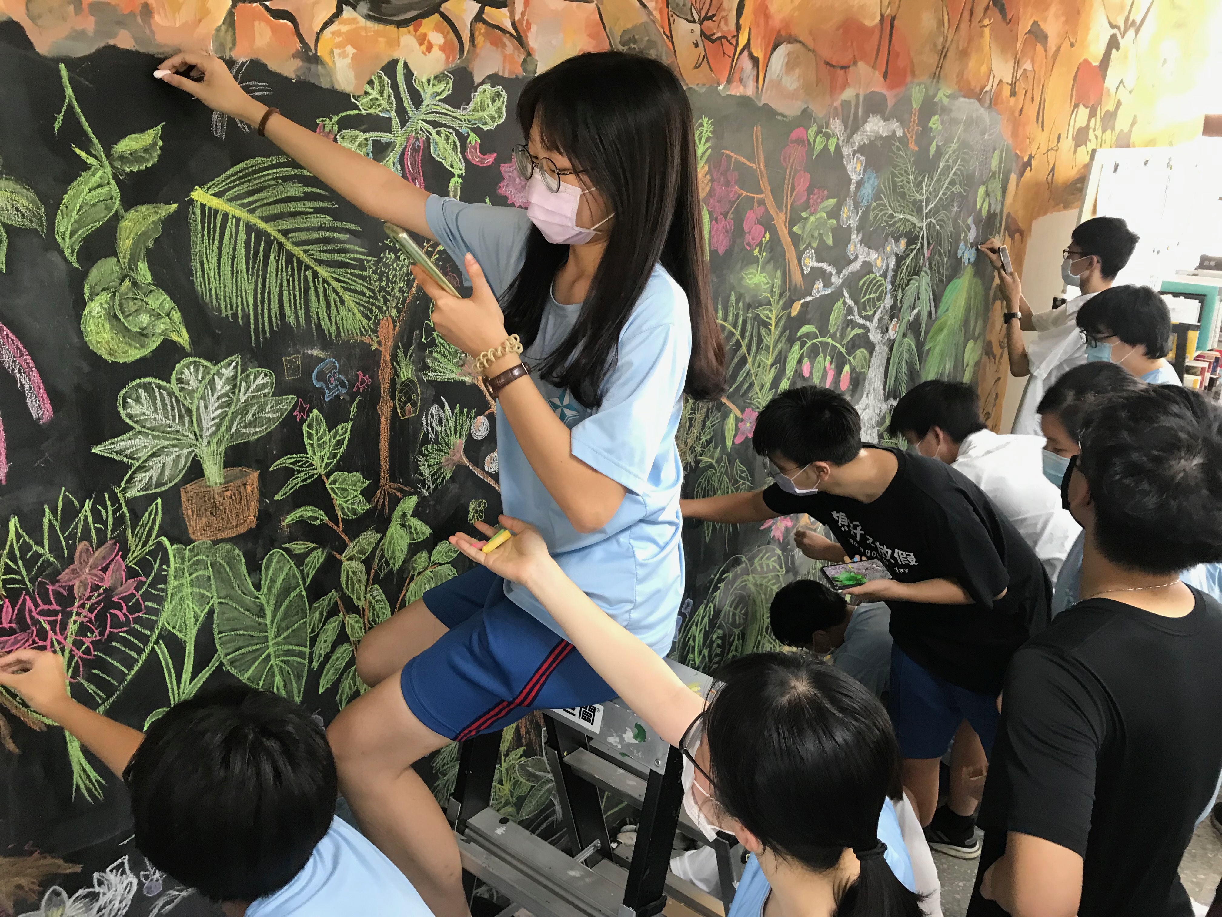 中和高中學生進行校園彩繪實作