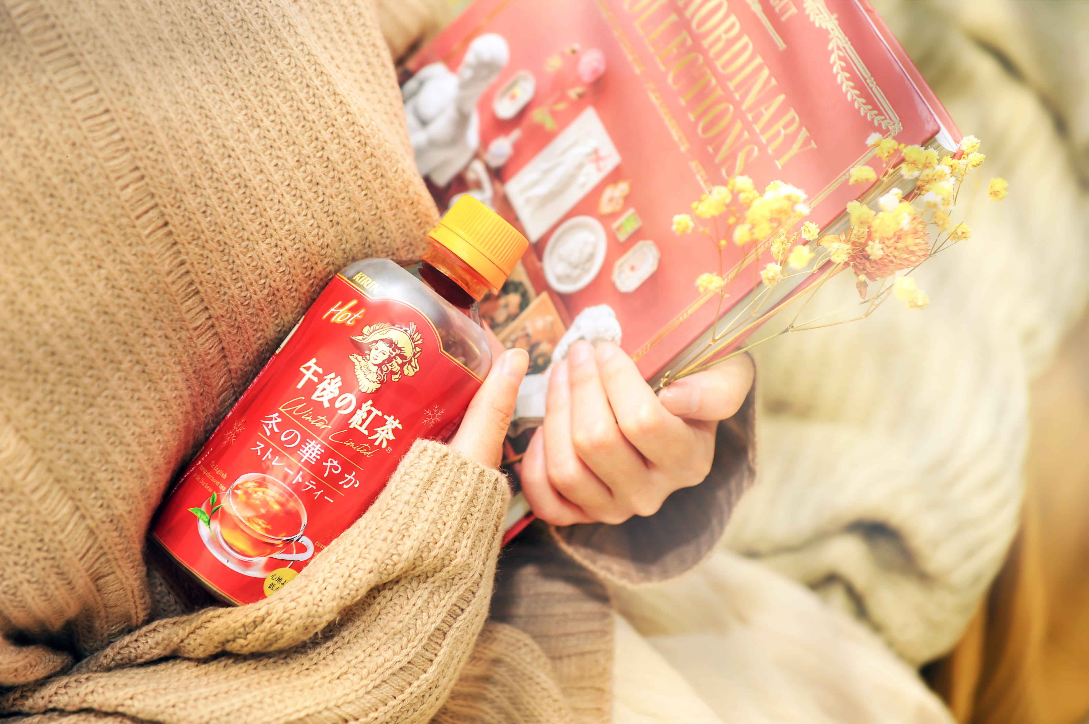 KIRIN午後の紅茶的熱罐包裝以優雅茶杯和熱氣氤氳的插畫設計，營造出手握剛泡好熱茶的感覺，讓每一杯茶都成為午後的小儀式。