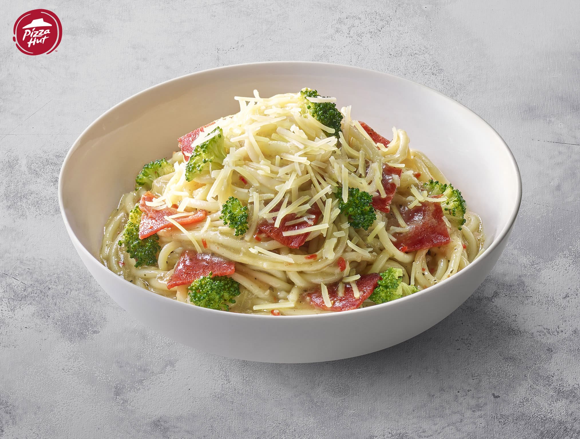 Pasta Hut「激省系列」全新推出鹹香夠味的「蒜香培根起司麵」，每一口都能感受到蒜香與培根的鹹香交織！