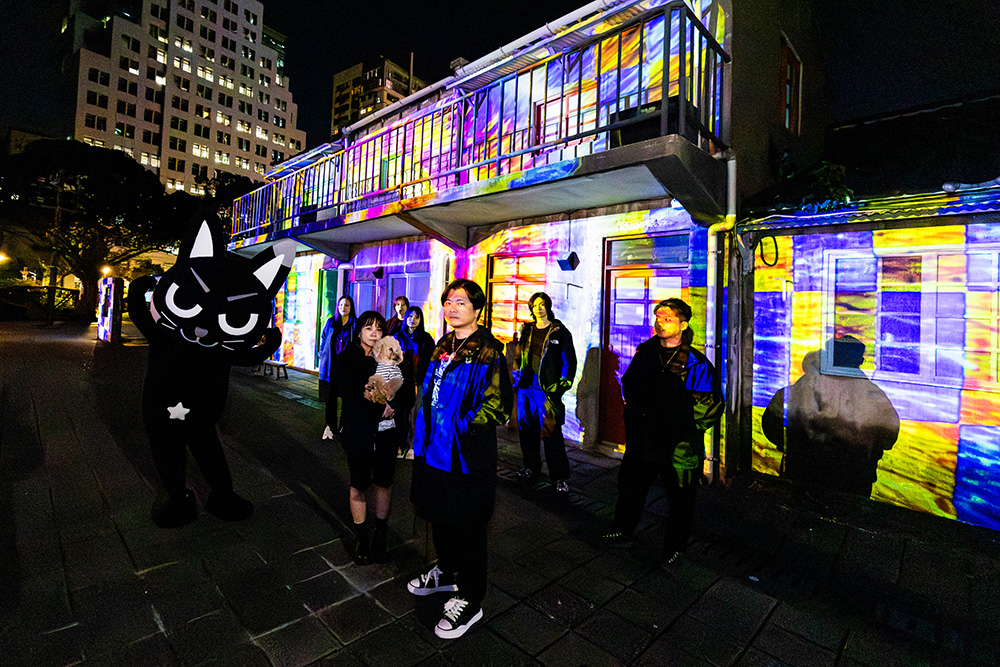 《AMOW IS COMING !!》由近年多次擔任大型光影藝術的科技展演創意總監、人稱「二馬」的馮建彰所帶領的創作團隊FREES與虛擬行動藝術家AMOW共同創作