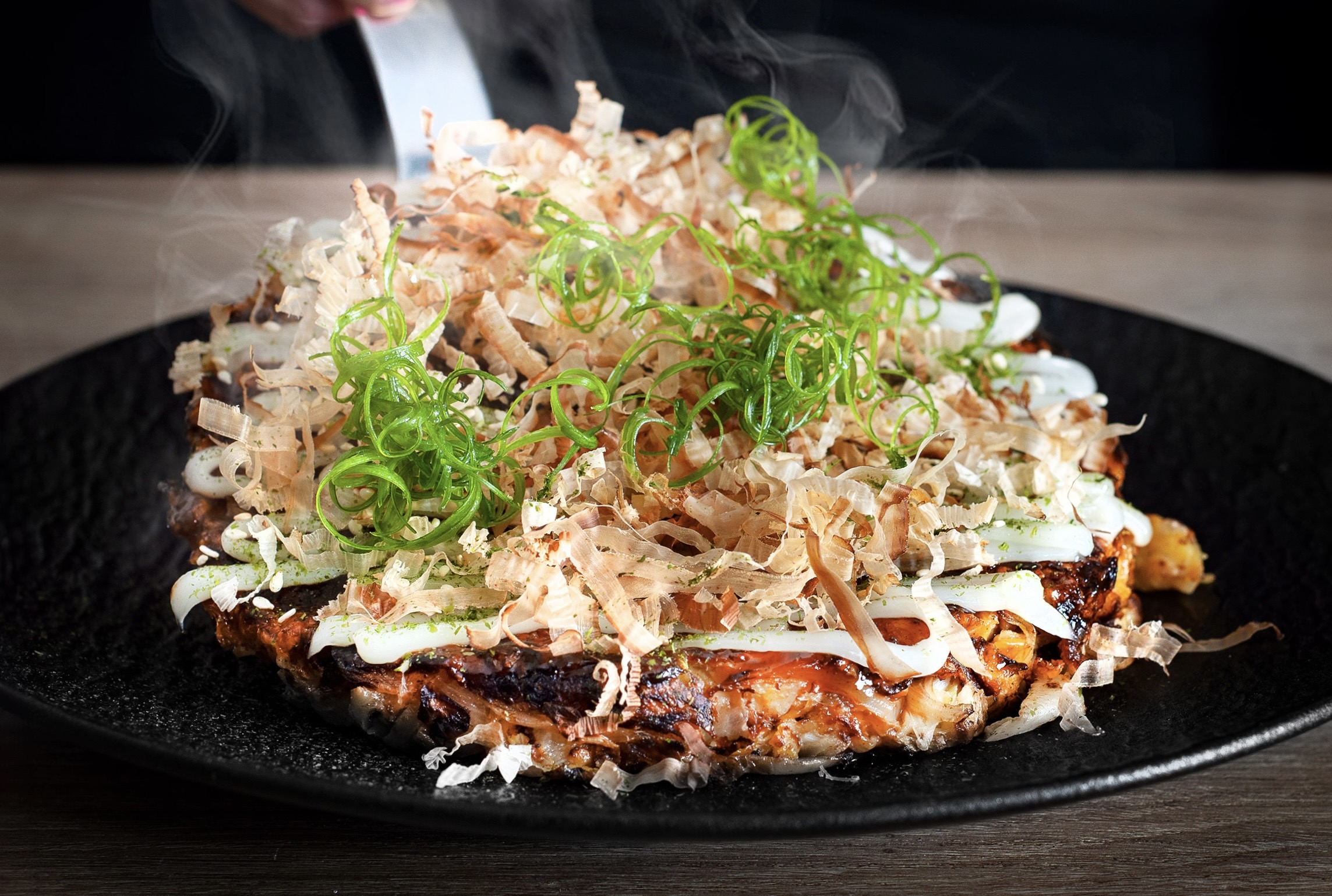 日式經典料理「大阪燒」，飄逸的柴魚片令人食慾大開。