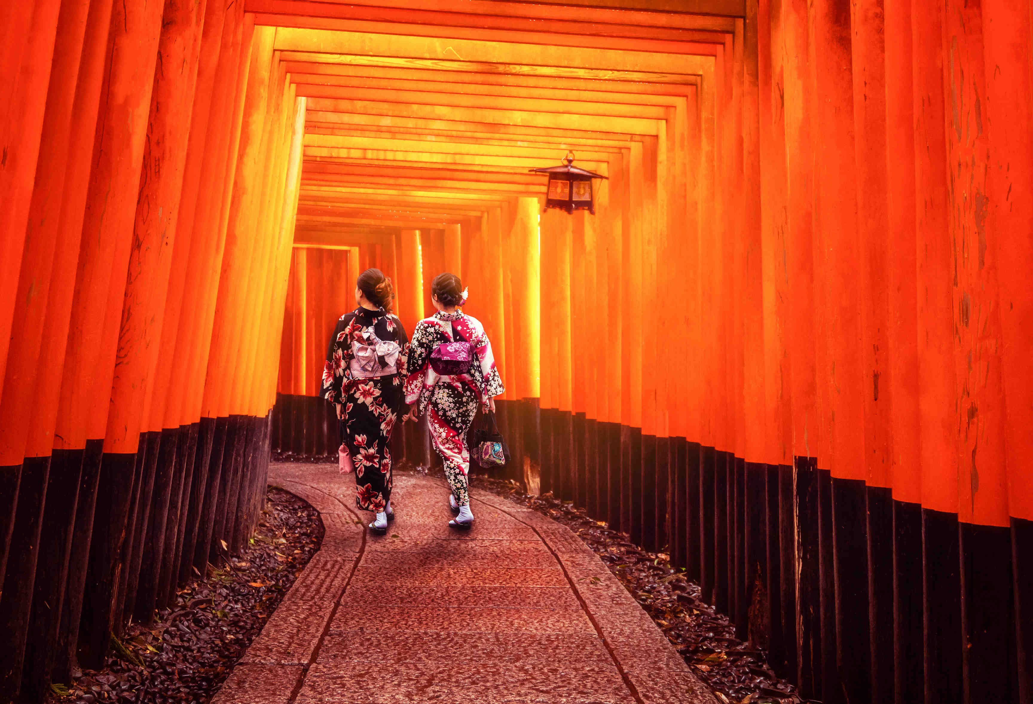 日本稻荷神社總社的千座紅色鳥居為熱門打卡景點，易飛網「關西伴自助5日」旅展破盤價19,900元起，搭配玉山卡13期專案，平均月繳約1,500元起