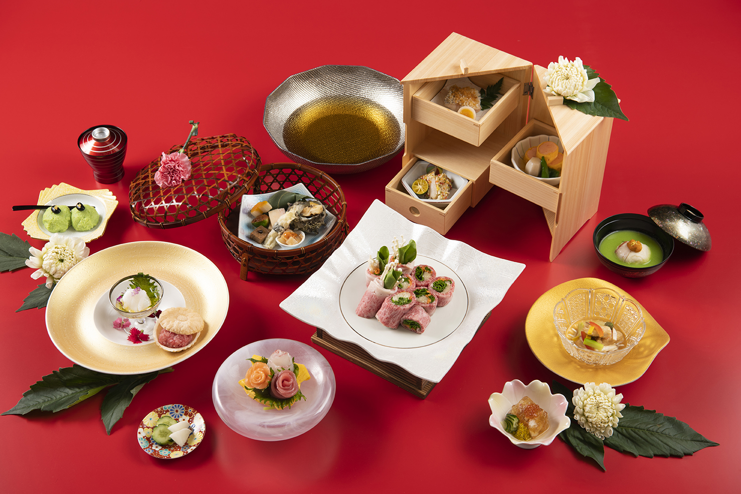JR東日本大飯店台北HAYASE日本料理母親節套餐使用秋田和牛包覆季節鮮蔬的「和牛千草鍋」及「花束壽司」獻給媽媽