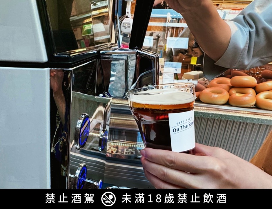 人生釀酒場提供新鮮手壓生啤與好丘特色餐點，打造出獨具特色的飲酒氛圍