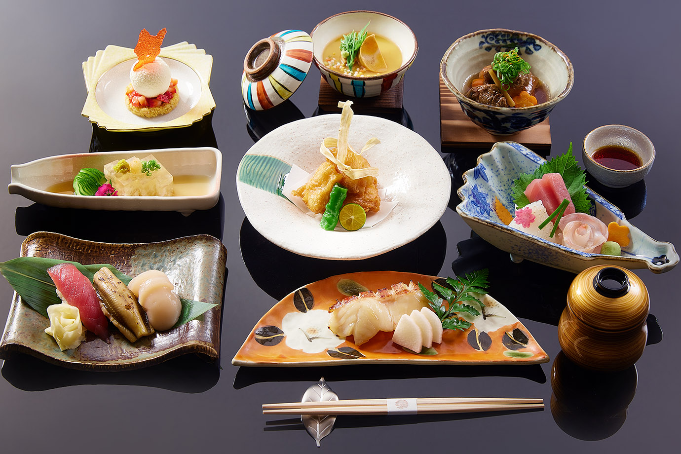 圖說_每月皆依時令變換菜單的HAYASE懷石料理今年春夏旅展推出「季節懷石」雙人午餐套餐優惠4,400元，消費者亦可用來兌換晚餐懷石「菊」單人套餐。.jpg