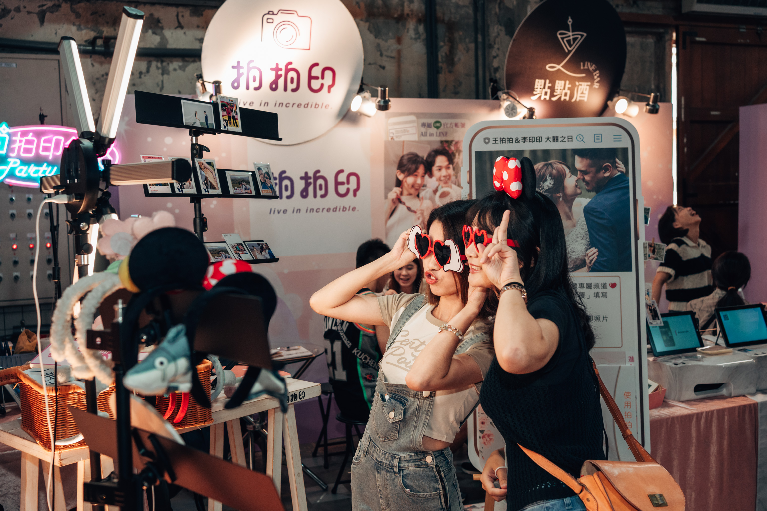 圖說(4)：好婚市集現場展示人氣婚禮周邊韓式拍貼機，可客製專屬紀念相框，讓親友留下難忘回憶，準新人可前往免費體驗。.jpg