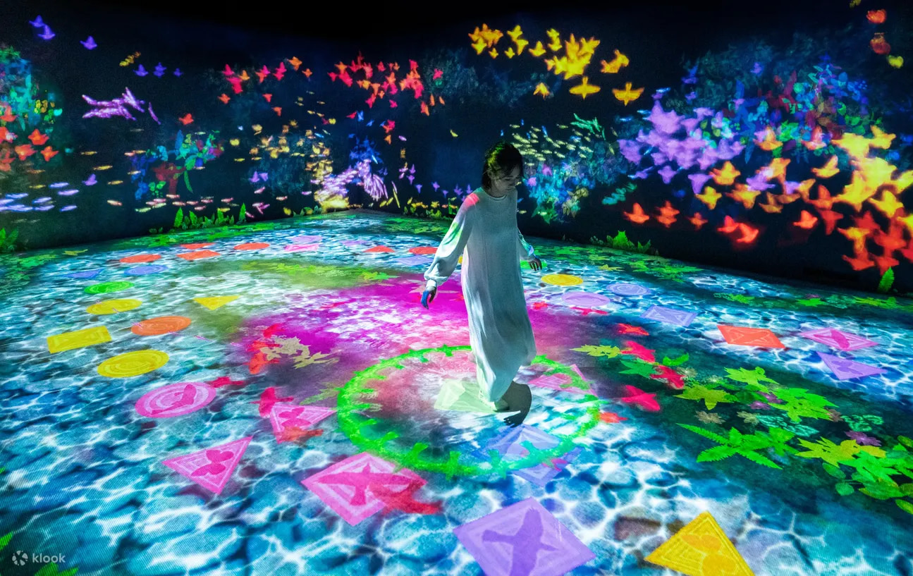 (圖2)《水上彈跳的天才跳房子》(圖片版權：“teamLab Future Park Okinawa”, T Galleria by DFS,沖繩 © teamLab).jpg