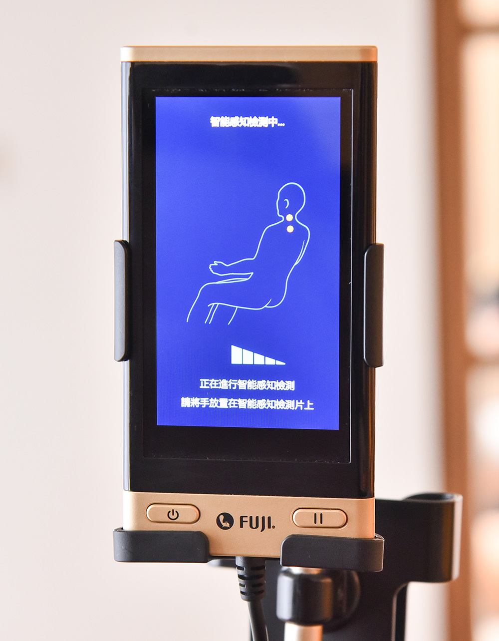 FUJI雙AI極智椅藉由三重智慧巡航偵測，精準追蹤頸、肩、背、腰人體四大疲勞區域，感知背部身體曲線並記憶使用者體態，自動偵測背肌壓力，由AI客製化演算出最佳按摩行程，針對疲勞點加強
