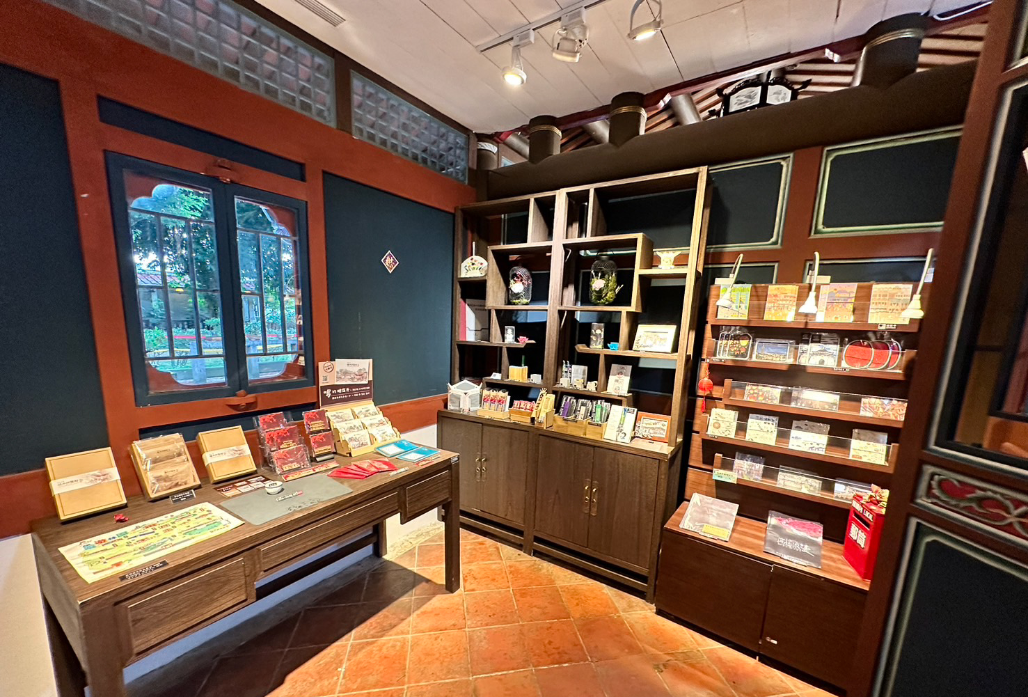 板橋林家花園文創賣店擺設眾多文創商品,歡迎民眾入園選購