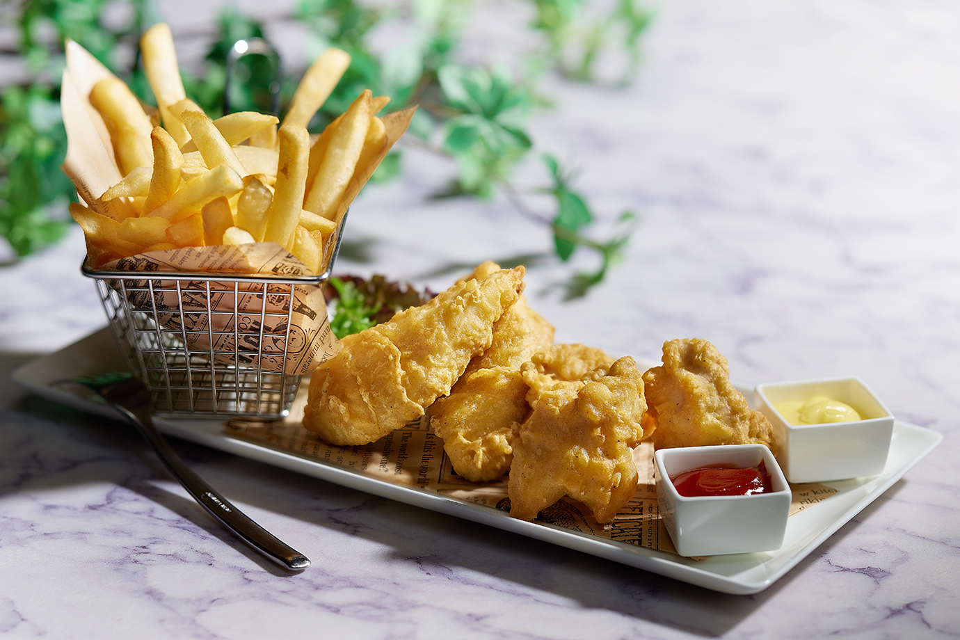 「英式炸魚薯條」台灣產的鮮美鯛魚，外酥內嫩，搭配日式風味的柚子胡椒美乃滋，為傳統料理注入新感受。