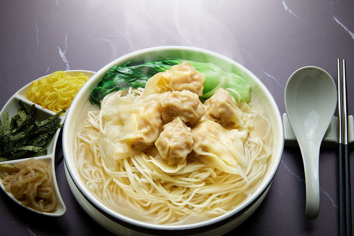 「鮮蝦餛飩麵」以新鮮蝦仁製作，Q彈麵條與濃郁高湯相得益彰。