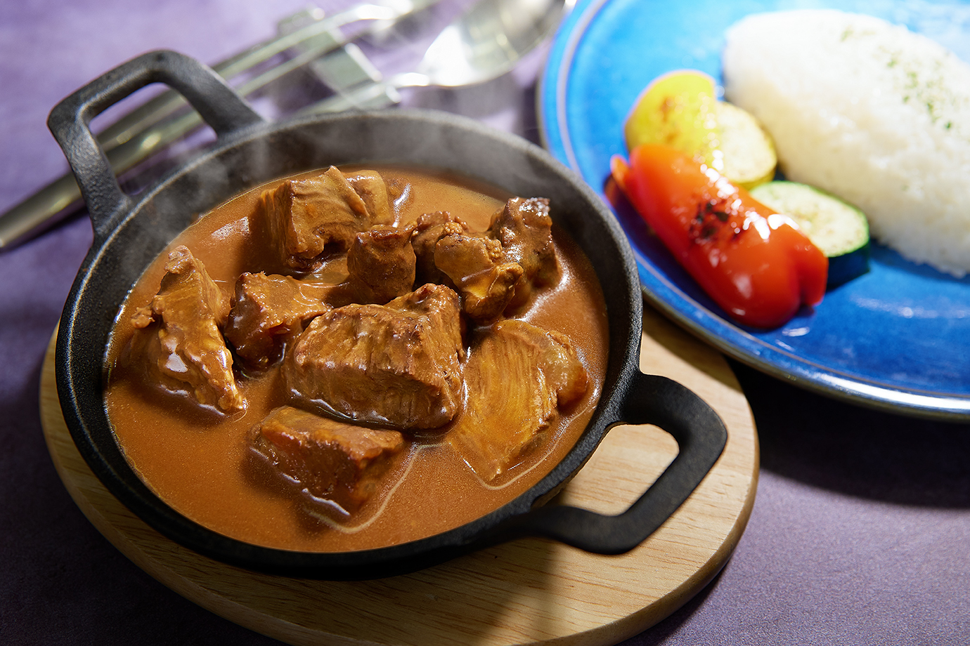 「紅燒極品牛肉麵」選用牛頰肉、牛肋條、牛腱與牛肚等四種極品部位，分別滷製，加上濃郁的高湯令人回味無窮。
