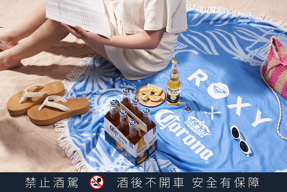 海灘墊以滿版的圖騰、白色流蘇搭配雙方Logo，細節滿滿絕對是每個戶外愛好者的必收藏品