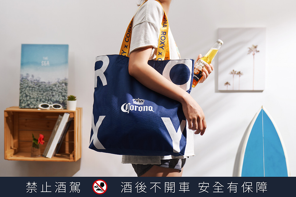 肩背包外觀兩面以可樂娜Logo結合ROXY Logo呈現，設計簡約又有質感