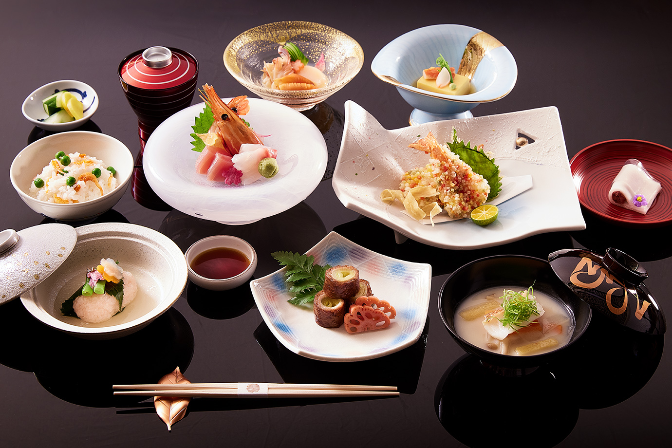 品嘗高質感料理饗宴，HAYASE日本料理餐廳尾牙春酒期間推出每月主題懷石料理套餐，餐價 3,000元起+10%。