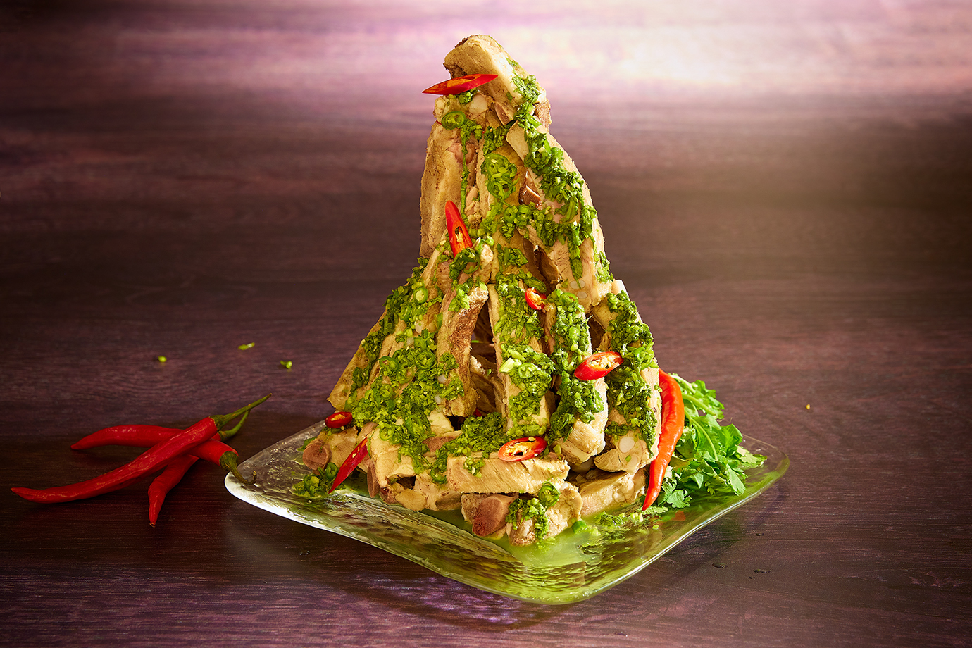 「Brilliant鉑麗安全日餐廳」的「火山排骨」選用豬肋排，搭配南薑、洋蔥、香茅、檸檬葉等燉煮， 肉質軟嫩。