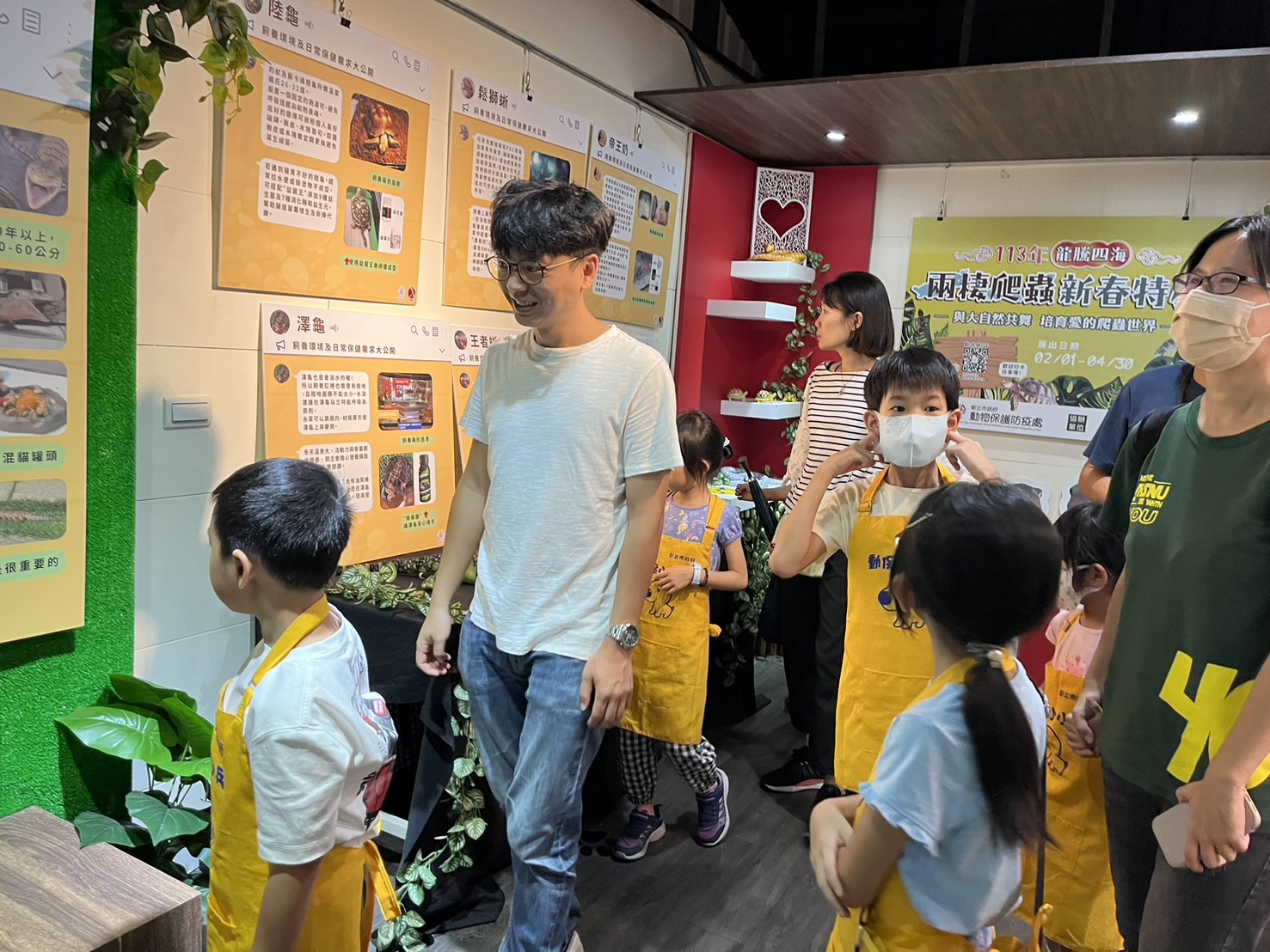 帶領孩子們參觀園區內常設展覽