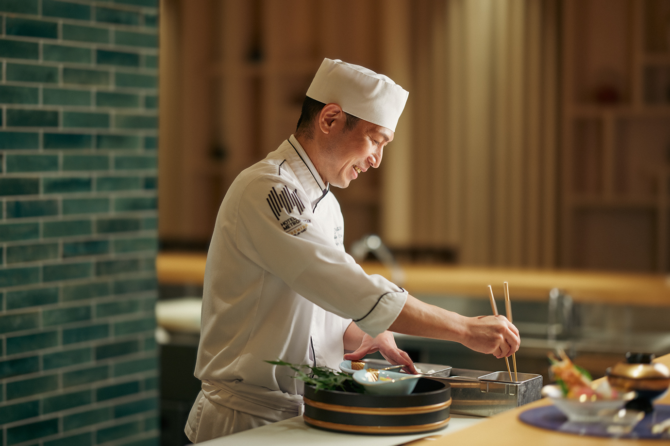 HAYASE日本料理料理長郡司行雄以不同料理手法表現「蟹」出截然不同的風味，製作過程繁複且耗時，千萬不要錯過。