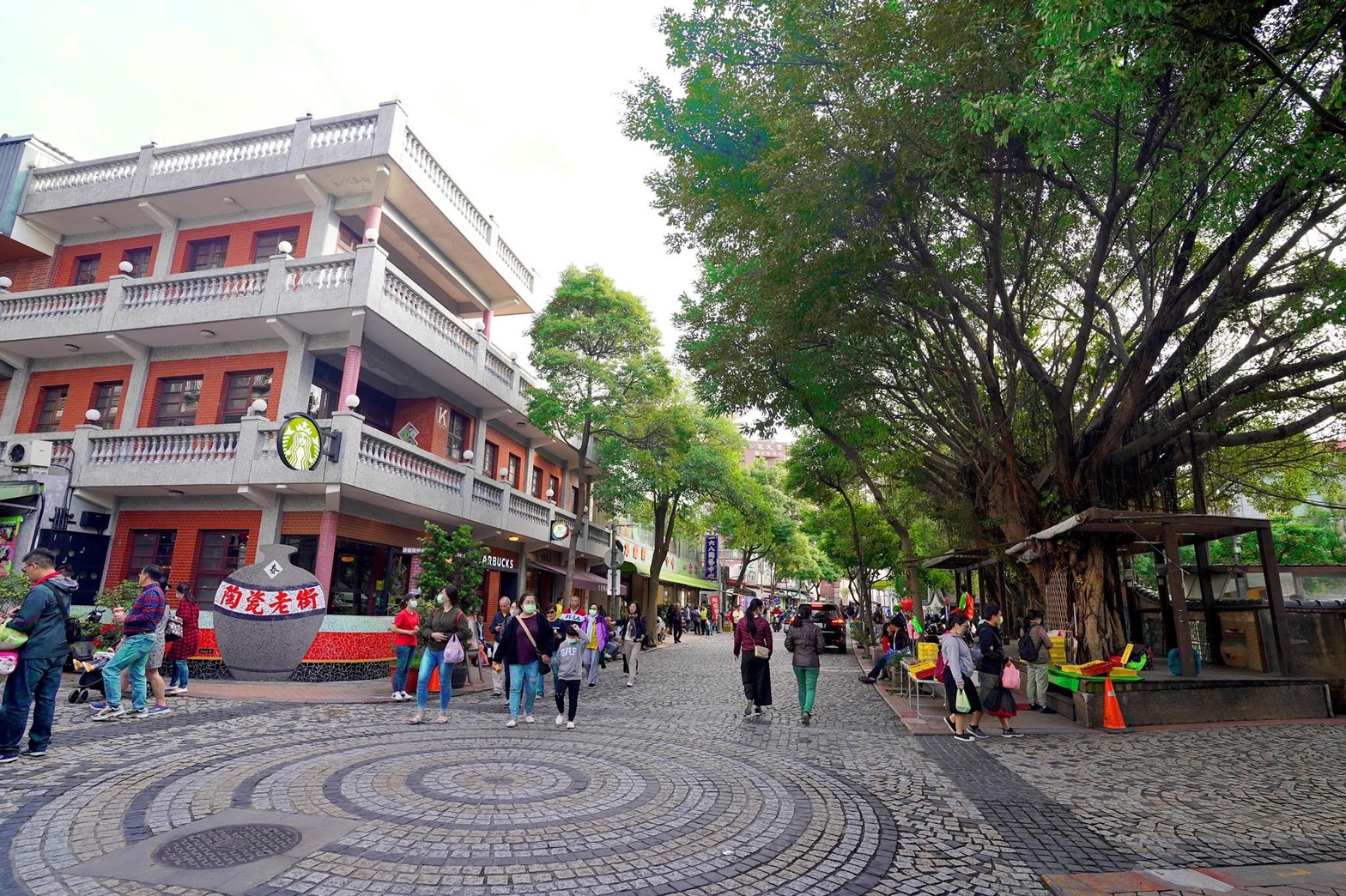 鶯歌老街琳瑯滿目的陶瓷餐具、茶具，每一件都是匠心獨具的作品