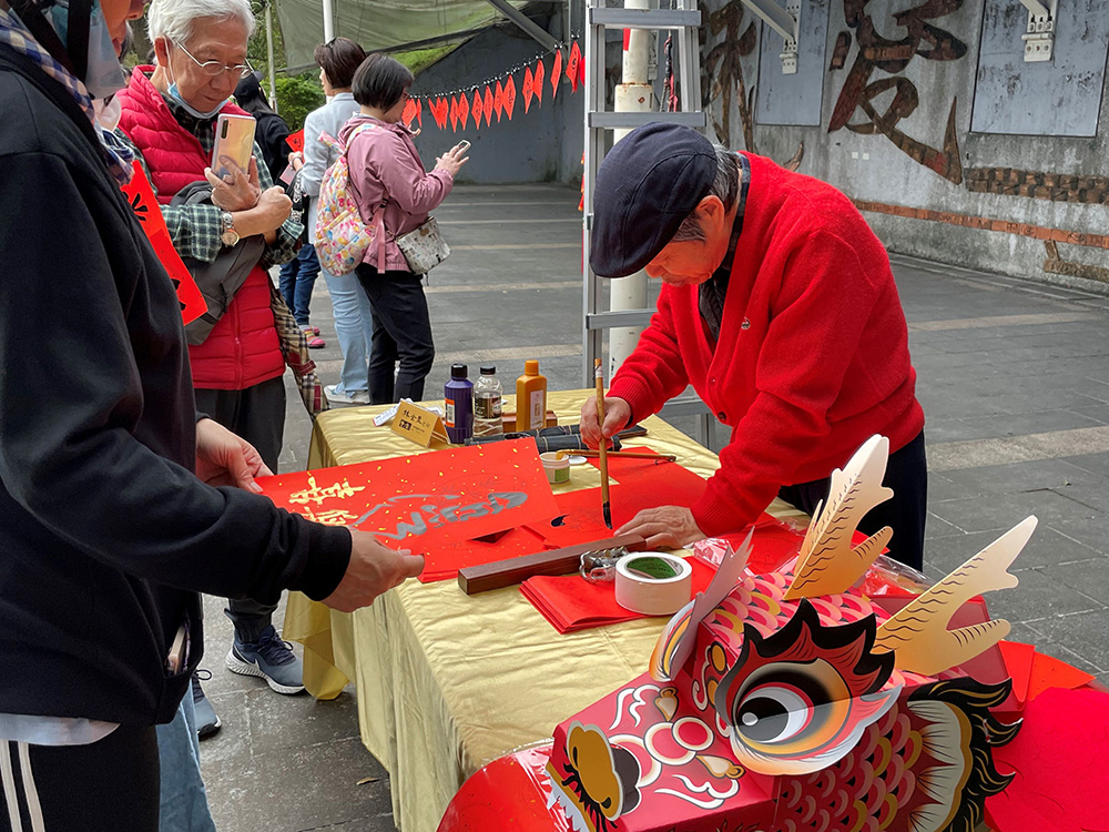 1月11日來到碧潭，可以獲取客製化的春聯，增添筆墨香與人情味(2024贈春聯活動資料照)