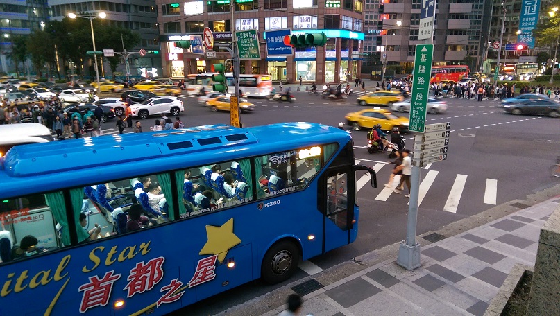 北宜班車行經基隆忠孝路口
