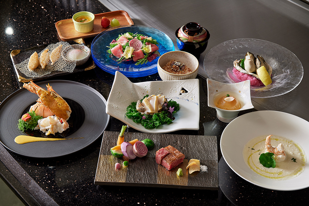 「HAYASE鐵板燒」位於JR東日本大飯店台北B1，以經典日式鐵板燒為主，吧檯僅設10席，冬季菜單以A5仙台和牛、日本和牛、鱈場蟹與活鮑魚為主打，搭配當季旬魚與日本東北特色醬料。